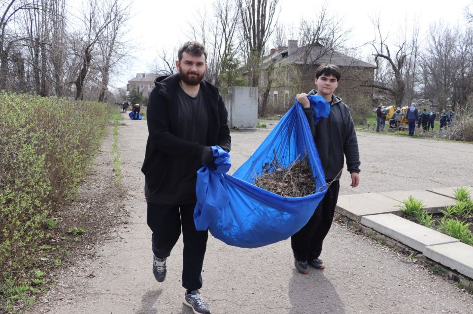 В Стаханове в рамках эстафеты добрых дел прошёл субботник у памятного места В Стаханове в рамках эстафеты добрых дел прошёл субботник у памятного места