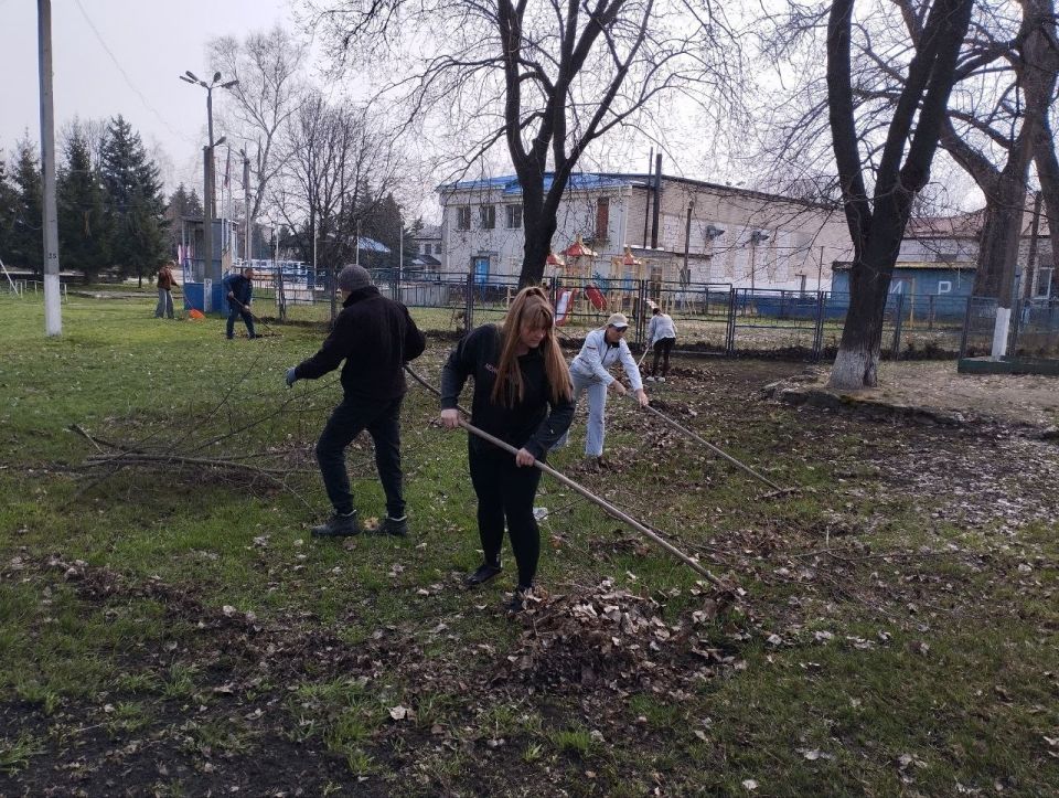 Не словом, а делом: сотрудники администрации вышли в парк и сделали его краше Не словом, а делом: сотрудники администрации вышли в парк и сделали его краше
