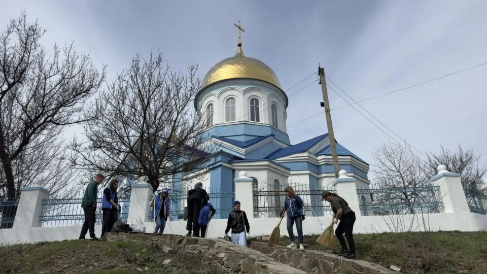 Весна – время наводить порядок! Антрацитовские единороссы провели субботник у храма Александра Невского Весна – время наводить порядок! Антрацитовские единороссы провели субботник у храма Александра Невского