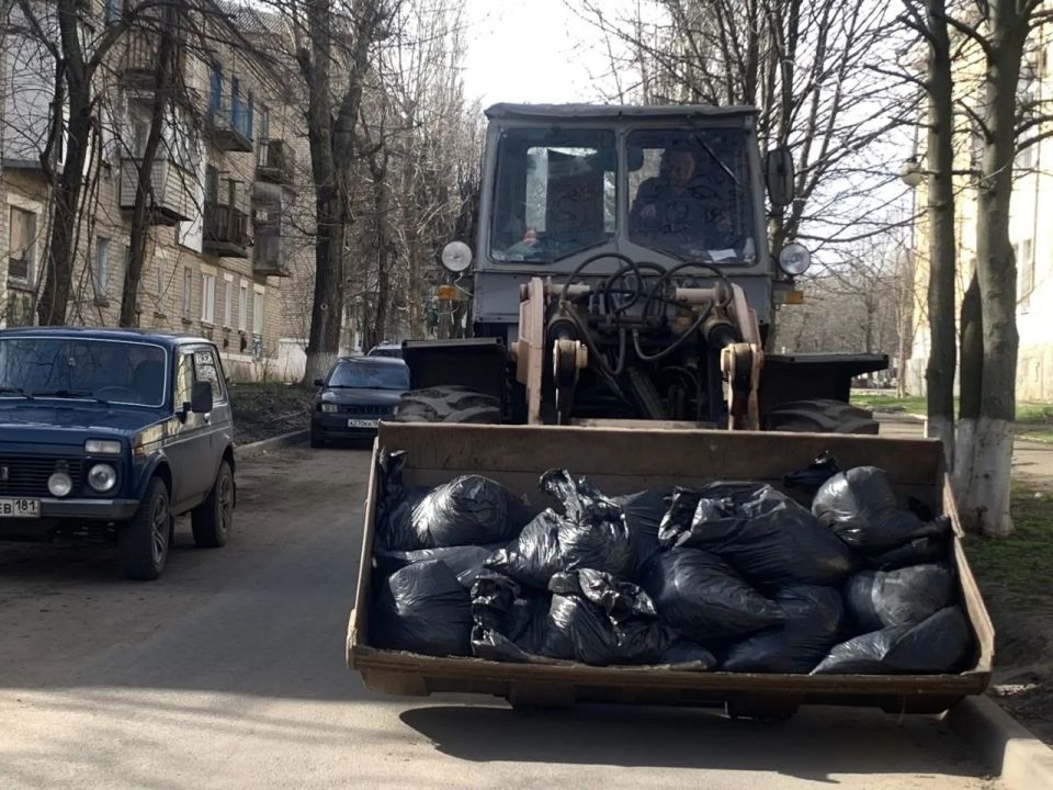3 апреля в городе Молодогвардейске сотрудники МУП «Дорожно-эксплуатационное управление» провели уборку скопившегося за зиму мусора, веток и слежавшейся листвы с газонов на улицах Ленина, Школьная и в квартале Кошевого 3 апреля в городе Молодогвардейске сотрудники МУП «Дорожно-эксплуатационное управление» провели уборку скопившегося за зиму мусора, веток и слежавшейся листвы с газонов на улицах Ленина, Школьная и в квартале Кошевого
