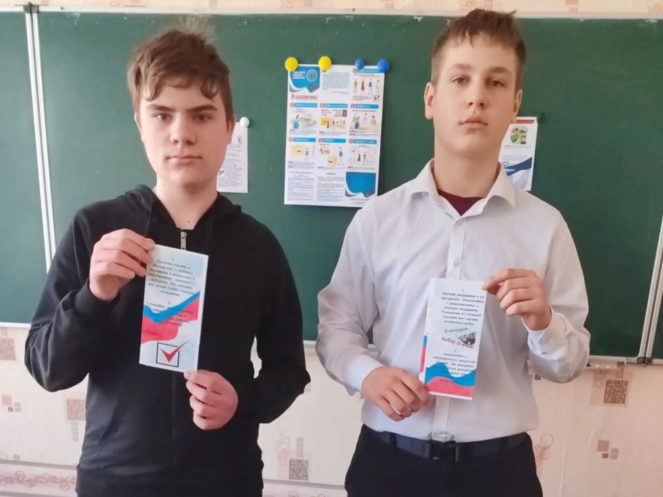 Члены УИК Славяносербского округа провели правовой час «Я – будущий избиратель» Члены УИК Славяносербского округа провели правовой час «Я – будущий избиратель»