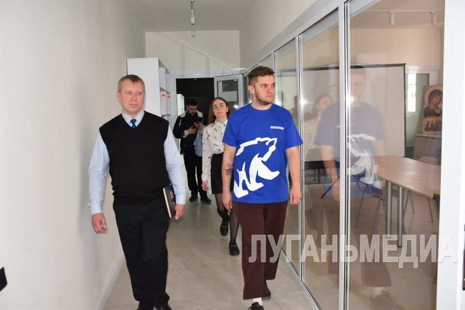 В Перевальске единороссы проинспектировали работу обновленной модельной библиотеки «Библиопортал» В Перевальске единороссы проинспектировали работу обновленной модельной библиотеки «Библиопортал»