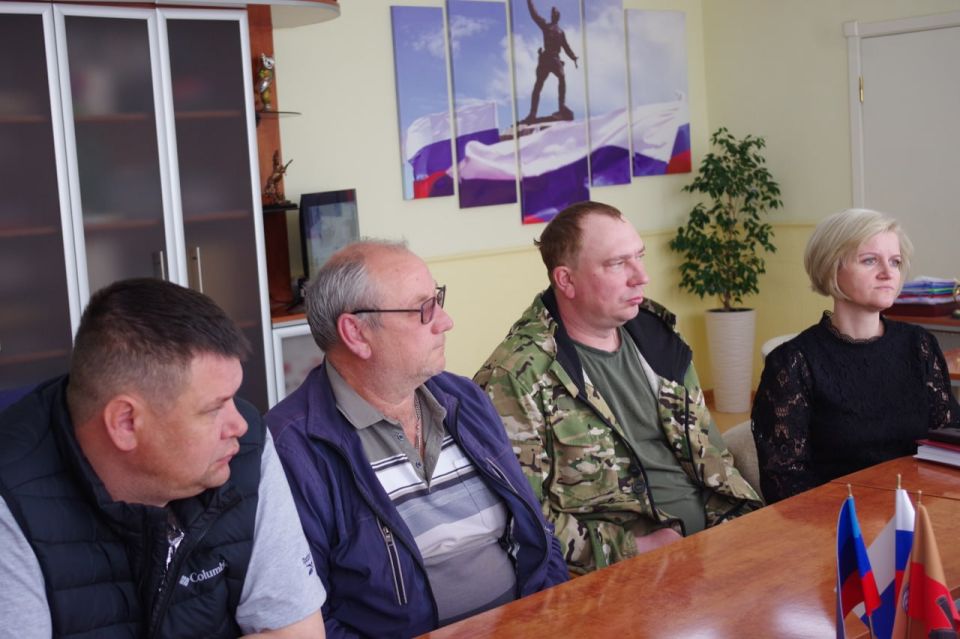 Глава Славяносербского муниципального округа Сергей Крамаренко провел рабочую встречу с Анатолием Колупаевым, заместителем директора краевого ГКУ «Единый заказчик капитального строительства Алтайского края», а также... Глава Славяносербского муниципального округа Сергей Крамаренко провел рабочую встречу с Анатолием Колупаевым, заместителем директора краевого ГКУ «Единый заказчик капитального строительства Алтайского края», а также...