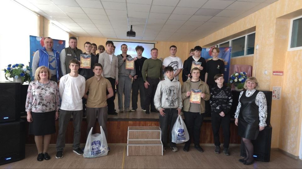 Вручение наград победителям школьного киберспортивного турнира Вручение наград победителям школьного киберспортивного турнира