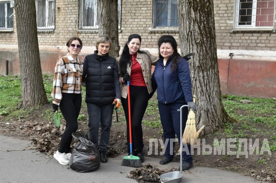 Коллектив «ЛУГАНЬМЕДИА» провел субботник Коллектив «ЛУГАНЬМЕДИА» провел субботник