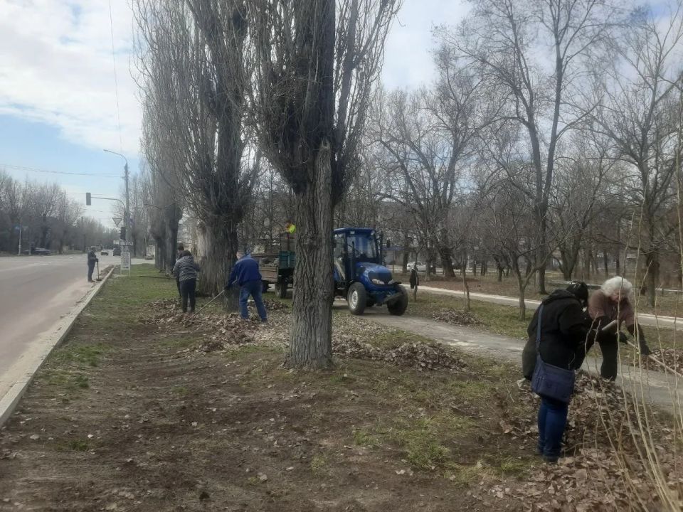 Сотрудники ГКУ ЛНР «Центр обеспечения деятельности образовательных организаций г. Рубежное» провели масштабную уборку улицы Ленина Сотрудники ГКУ ЛНР «Центр обеспечения деятельности образовательных организаций г. Рубежное» провели масштабную уборку улицы Ленина