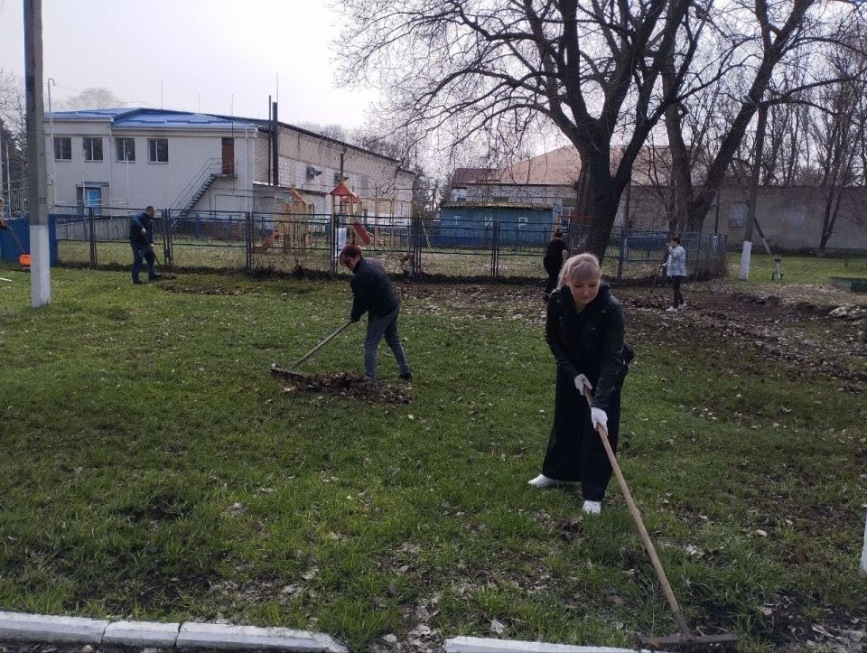 Не словом, а делом: сотрудники администрации вышли в парк и сделали его краше Не словом, а делом: сотрудники администрации вышли в парк и сделали его краше