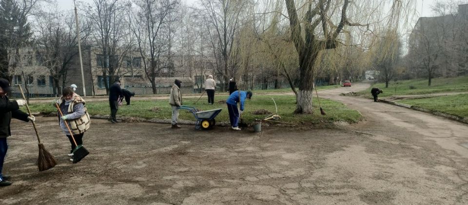 В Молодогвардейске под эгидой ВПП «Единая Россия» и женсовета Краснодонского округа состоялся общегородской субботник, объединивший жителей и трудовые коллективы в эстафете добрых дел. В Молодогвардейске под эгидой ВПП «Единая Россия» и женсовета Краснодонского округа состоялся общегородской субботник, объединивший жителей и трудовые коллективы в эстафете добрых дел.