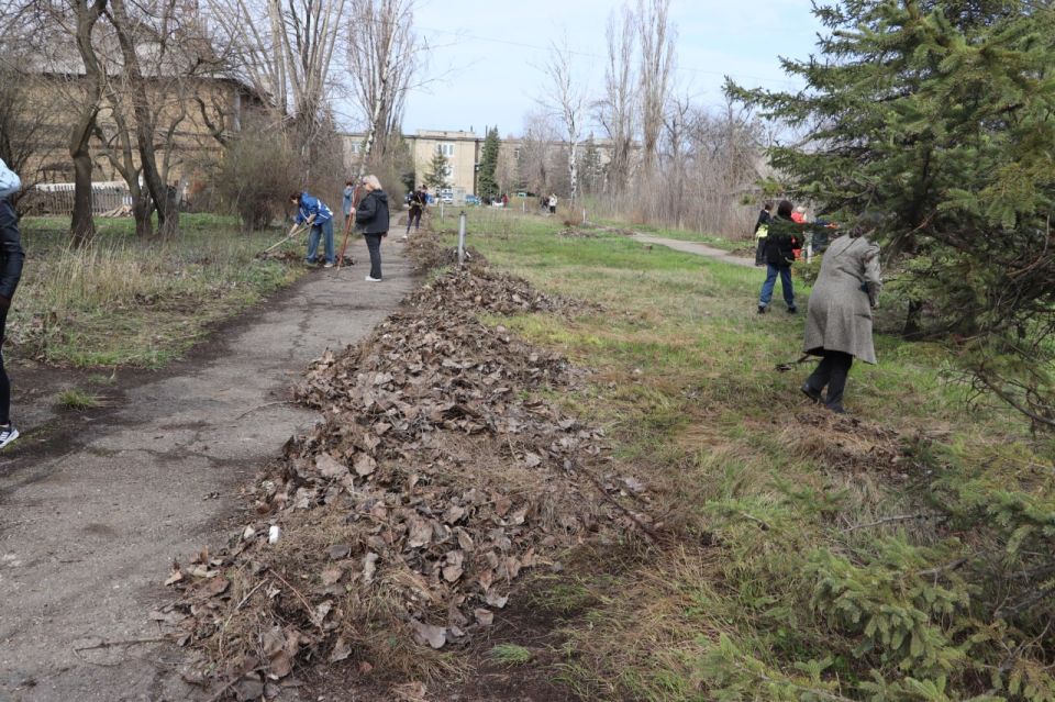 В Стаханове в рамках эстафеты добрых дел прошёл субботник у памятного места В Стаханове в рамках эстафеты добрых дел прошёл субботник у памятного места