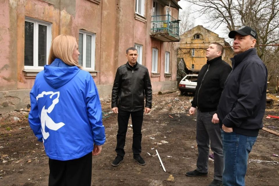 Единороссы проверили ход восстановления дома, пострадавшего от удара ВСУ в Свердловске Единороссы проверили ход восстановления дома, пострадавшего от удара ВСУ в Свердловске