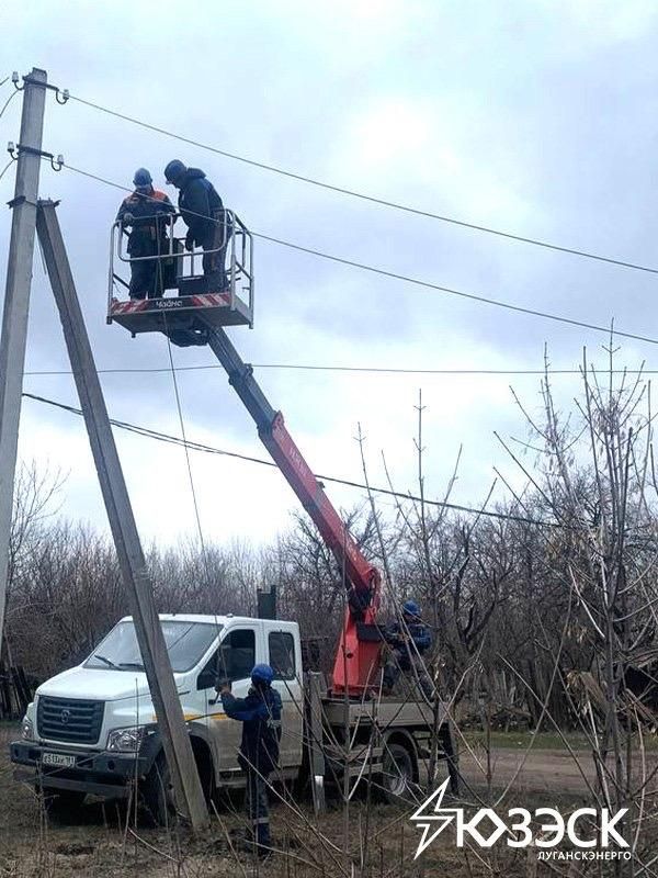 Специалисты Краснолучского РЭС произвели замену провода в поселке 22-4 Бис Специалисты Краснолучского РЭС произвели замену провода в поселке 22-4 Бис