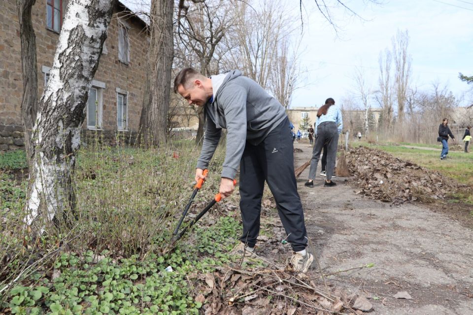 В Стаханове в рамках эстафеты добрых дел прошёл субботник у памятного места В Стаханове в рамках эстафеты добрых дел прошёл субботник у памятного места