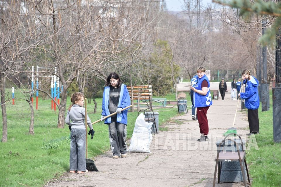 В Алчевске по инициативе «Единой России» состоялся субботник в рамках эстафеты добрых дел «Весна – пора наводить порядки» В Алчевске по инициативе «Единой России» состоялся субботник в рамках эстафеты добрых дел «Весна – пора наводить порядки»
