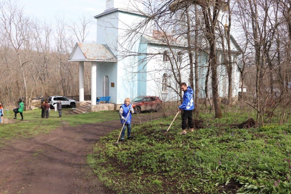 Альберт Зинченко: Первый заместитель Главы Станично-Луганского МО Владимир Макеев совместно с председателем Совета Станично-Луганского МО Татьяной Пономаревой и депутатами партии "Единая Россия" приняли участие в субботнике... Альберт Зинченко: Первый заместитель Главы Станично-Луганского МО Владимир Макеев совместно с председателем Совета Станично-Луганского МО Татьяной Пономаревой и депутатами партии "Единая Россия" приняли участие в субботнике...