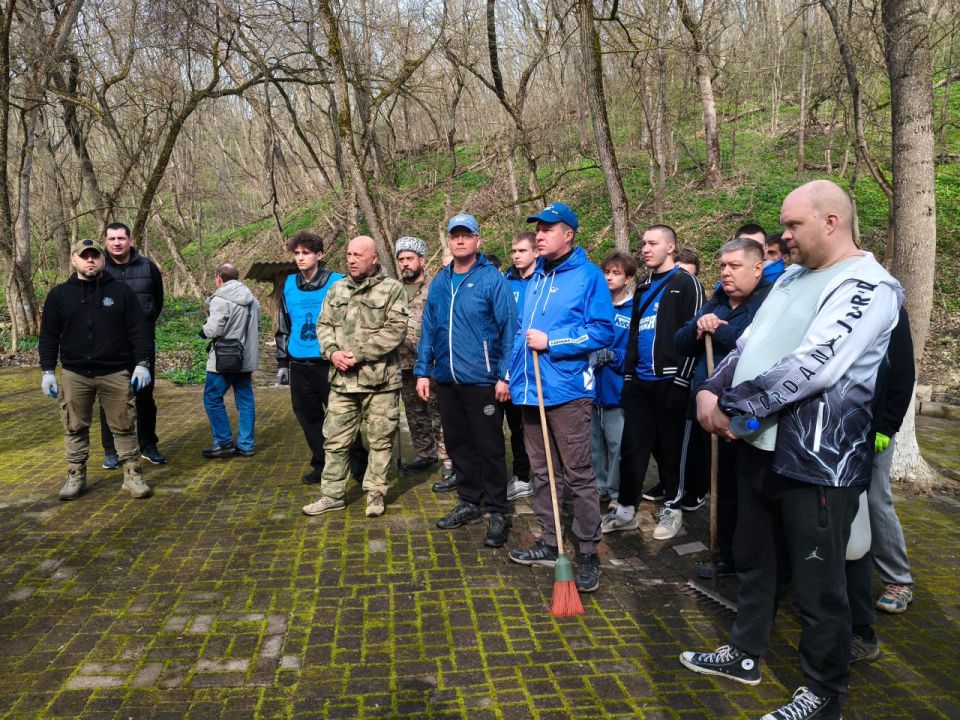 Специалисты Минприроды ЛНР приняли участие в субботнике на территории заповедного урочища «Киселева балка» Специалисты Минприроды ЛНР приняли участие в субботнике на территории заповедного урочища «Киселева балка»