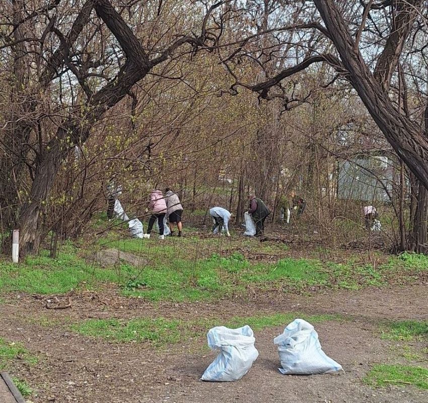 3 апреля работники МУП "Рынок города Алчевска" приняли участие в общегородском субботнике, очистив от мусора территории общего пользования 3 апреля работники МУП "Рынок города Алчевска" приняли участие в общегородском субботнике, очистив от мусора территории общего пользования