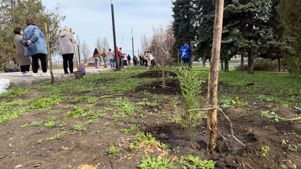 В Алчевске Единая Россия навела порядок у храма в честь великомученика и Победоносца Георгия В Алчевске Единая Россия навела порядок у храма в честь великомученика и Победоносца Георгия