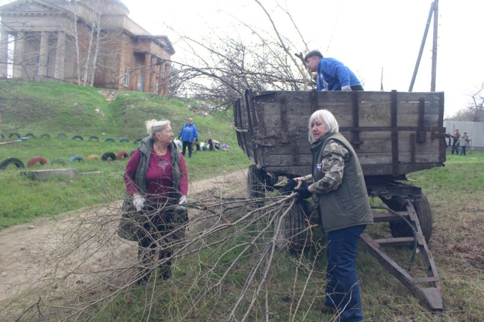 В рамках эстафеты добрых дел «Весна – пора наводить порядки» в преддверии храмового праздника и Светлой Пасхи Господней единороссы Славяносербщины провели субботник по благоустройству территории возле Храма Благовещения... В рамках эстафеты добрых дел «Весна – пора наводить порядки» в преддверии храмового праздника и Светлой Пасхи Господней единороссы Славяносербщины провели субботник по благоустройству территории возле Храма Благовещения...