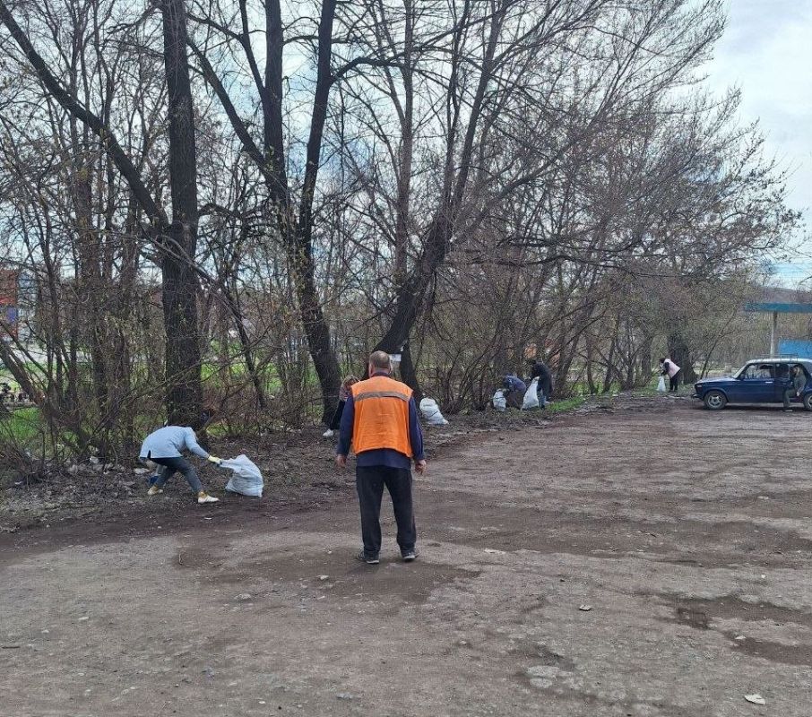 3 апреля работники МУП "Рынок города Алчевска" приняли участие в общегородском субботнике, очистив от мусора территории общего пользования 3 апреля работники МУП "Рынок города Алчевска" приняли участие в общегородском субботнике, очистив от мусора территории общего пользования