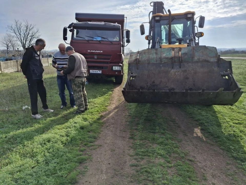 В преддверии светлого праздника Воскресения Христова и традиционной Красной горки в Краснодонском муниципальном округе продолжается работа по наведению порядка на кладбищах В преддверии светлого праздника Воскресения Христова и традиционной Красной горки в Краснодонском муниципальном округе продолжается работа по наведению порядка на кладбищах