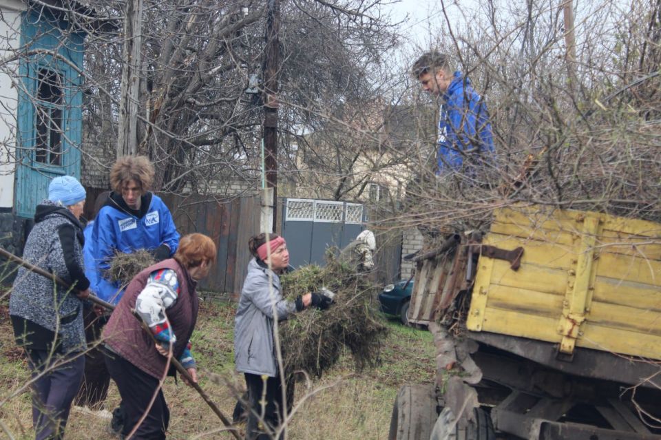 В рамках эстафеты добрых дел «Весна – пора наводить порядки» в преддверии храмового праздника и Светлой Пасхи Господней единороссы Славяносербщины провели субботник по благоустройству территории возле Храма Благовещения... В рамках эстафеты добрых дел «Весна – пора наводить порядки» в преддверии храмового праздника и Светлой Пасхи Господней единороссы Славяносербщины провели субботник по благоустройству территории возле Храма Благовещения...