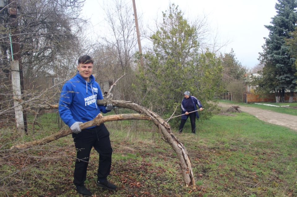 В рамках эстафеты добрых дел «Весна – пора наводить порядки» в преддверии храмового праздника и Светлой Пасхи Господней единороссы Славяносербщины провели субботник по благоустройству территории возле Храма Благовещения... В рамках эстафеты добрых дел «Весна – пора наводить порядки» в преддверии храмового праздника и Светлой Пасхи Господней единороссы Славяносербщины провели субботник по благоустройству территории возле Храма Благовещения...