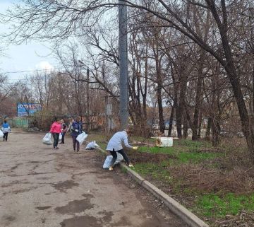 3 апреля работники МУП "Рынок города Алчевска" приняли участие в общегородском субботнике, очистив от мусора территории общего пользования