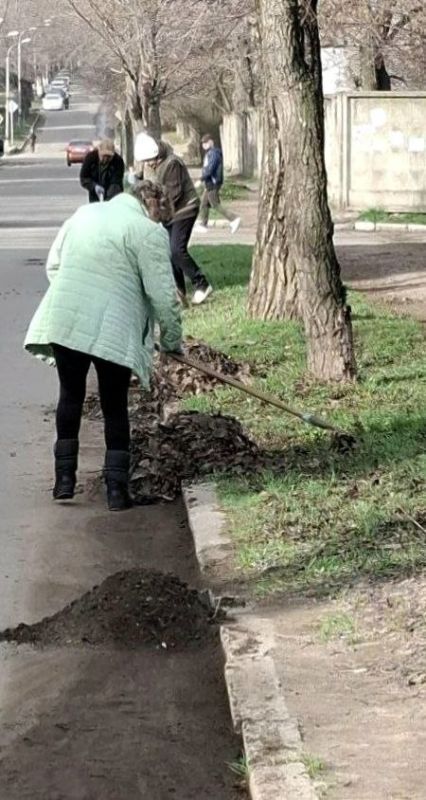 Сотрудники Алчевской спортивной школы №2 имени А.Е. Морозова приняли участие в общегородском субботнике в рамках эстафеты «Весна — пора наводить порядки» Сотрудники Алчевской спортивной школы №2 имени А.Е. Морозова приняли участие в общегородском субботнике в рамках эстафеты «Весна — пора наводить порядки»