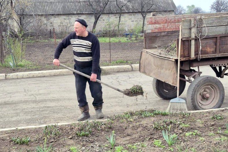 Общими усилиями вычищается село Медвежанка! Общими усилиями вычищается село Медвежанка!