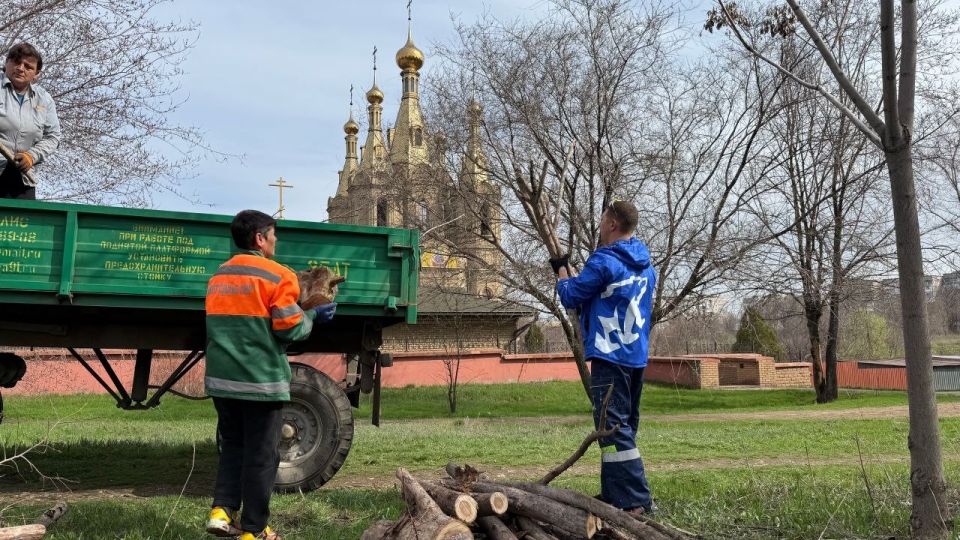 В Алчевске Единая Россия навела порядок у храма в честь великомученика и Победоносца Георгия В Алчевске Единая Россия навела порядок у храма в честь великомученика и Победоносца Георгия