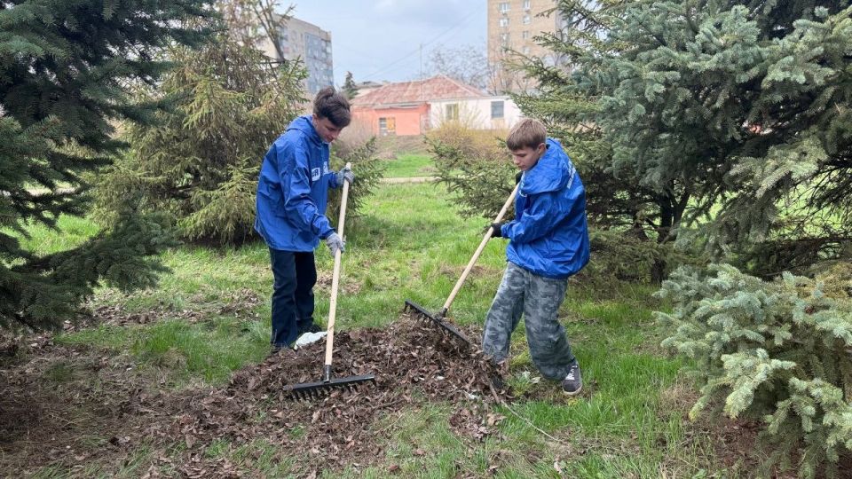 В Алчевске Единая Россия навела порядок у храма в честь великомученика и Победоносца Георгия В Алчевске Единая Россия навела порядок у храма в честь великомученика и Победоносца Георгия