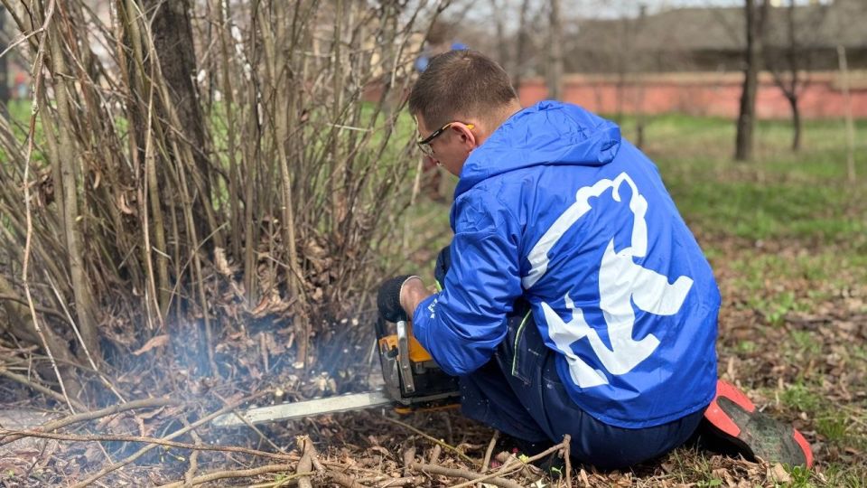 В Алчевске Единая Россия навела порядок у храма в честь великомученика и Победоносца Георгия В Алчевске Единая Россия навела порядок у храма в честь великомученика и Победоносца Георгия