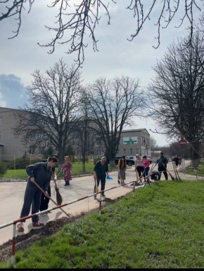 Чистота — залог здоровья!. Сегодня, 3 апреля 2026 года, сотрудники ГБУЗ «Славяносербская ЦРБ» дружно вышли на традиционный весенний субботник