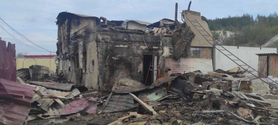 Семья с 8-летним ребенком погибла после удара украинского БПЛА в частный дом в селе Михайловка в ЛНР, сообщил глава Леонид Пасечник Семья с 8-летним ребенком погибла после удара украинского БПЛА в частный дом в селе Михайловка в ЛНР, сообщил глава Леонид Пасечник