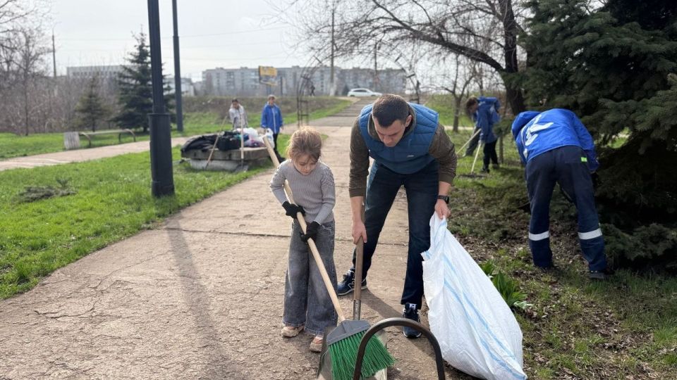 В Алчевске Единая Россия навела порядок у храма в честь великомученика и Победоносца Георгия В Алчевске Единая Россия навела порядок у храма в честь великомученика и Победоносца Георгия