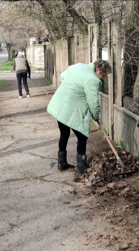 Сотрудники Алчевской спортивной школы №2 имени А.Е. Морозова приняли участие в общегородском субботнике в рамках эстафеты «Весна — пора наводить порядки» Сотрудники Алчевской спортивной школы №2 имени А.Е. Морозова приняли участие в общегородском субботнике в рамках эстафеты «Весна — пора наводить порядки»
