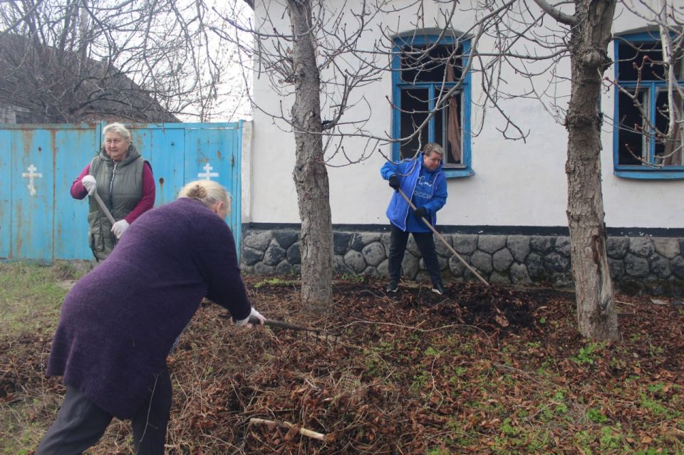 В рамках эстафеты добрых дел «Весна – пора наводить порядки» в преддверии храмового праздника и Светлой Пасхи Господней единороссы Славяносербщины провели субботник по благоустройству территории возле Храма Благовещения... В рамках эстафеты добрых дел «Весна – пора наводить порядки» в преддверии храмового праздника и Светлой Пасхи Господней единороссы Славяносербщины провели субботник по благоустройству территории возле Храма Благовещения...