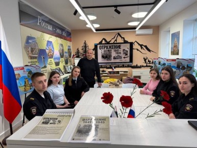 11 На историческое прошлое через фотоснимки фронтовых корреспондентов взглянули славяносербские полицейские, посетив краеведческий музей