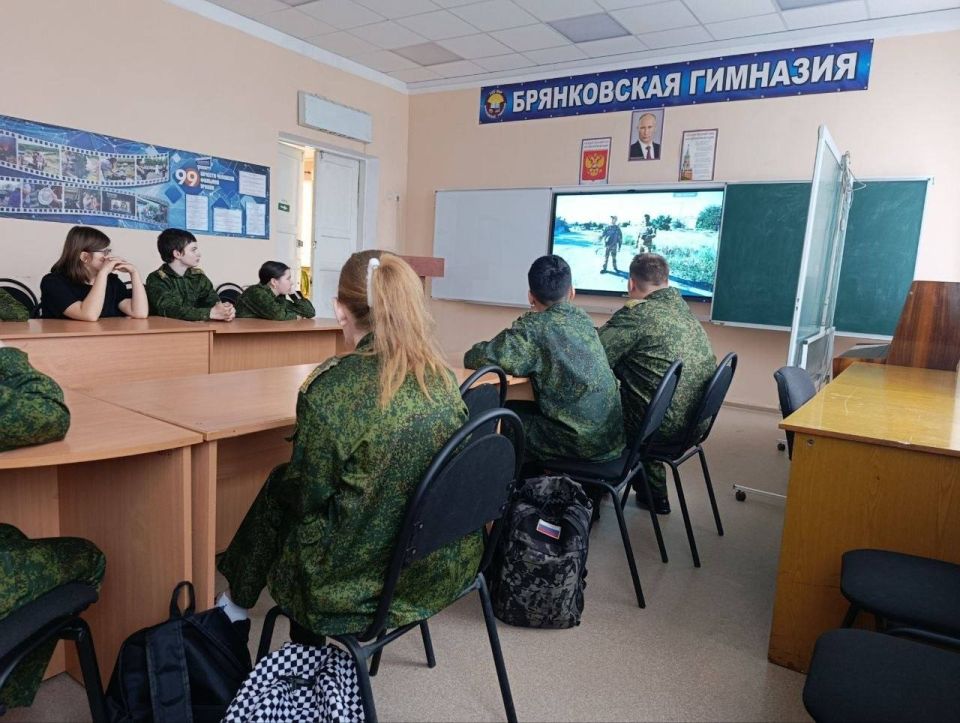 111Брянковские полицейские провели профориентационное занятие с кадетским классом 111Брянковские полицейские провели профориентационное занятие с кадетским классом