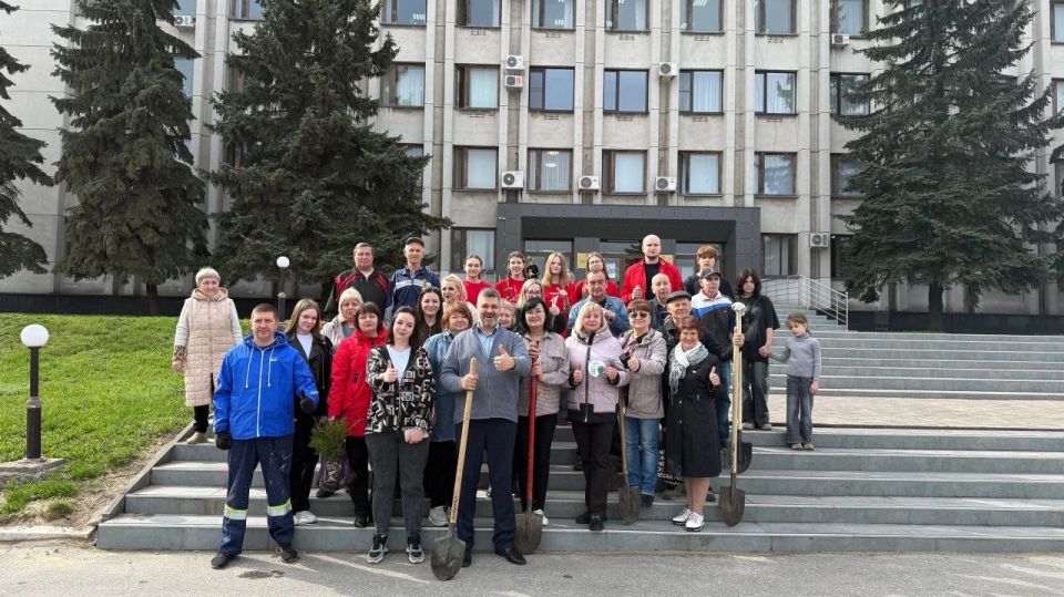 В Алчевске Единая Россия навела порядок у храма в честь великомученика и Победоносца Георгия В Алчевске Единая Россия навела порядок у храма в честь великомученика и Победоносца Георгия