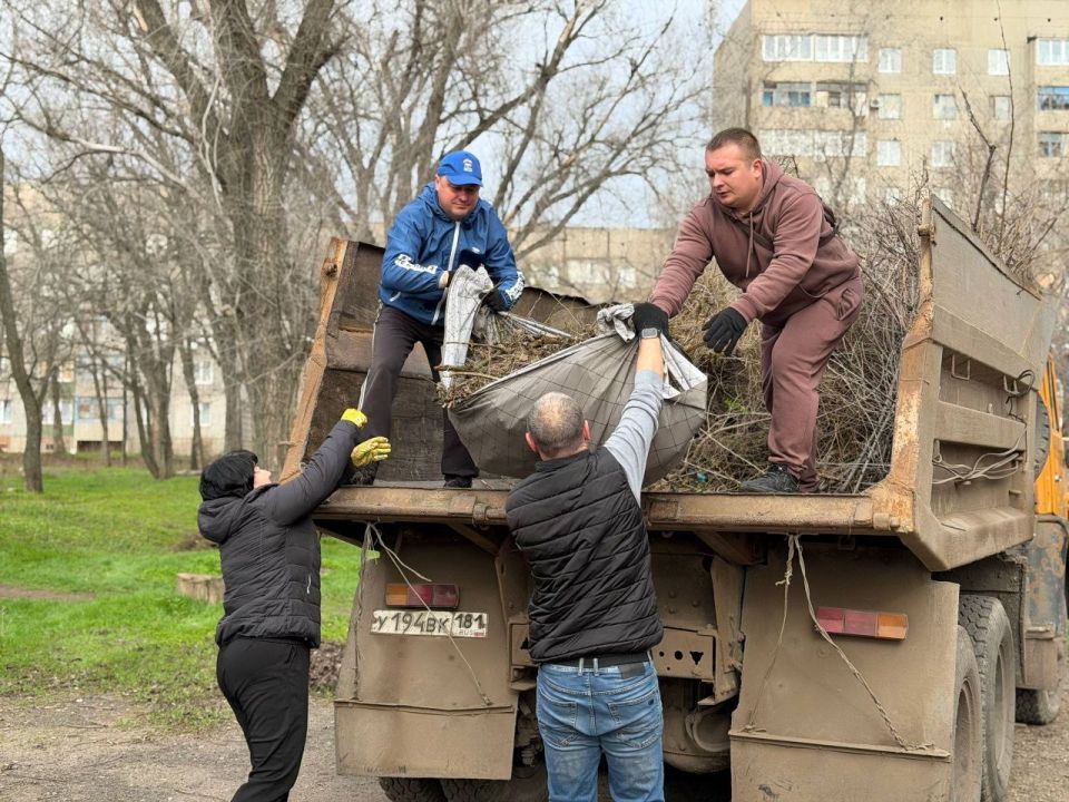 Сергей Колягин: Городской субботник: сквер у ДК Крупской преобразился благодаря общим усилиям! Сергей Колягин: Городской субботник: сквер у ДК Крупской преобразился благодаря общим усилиям!