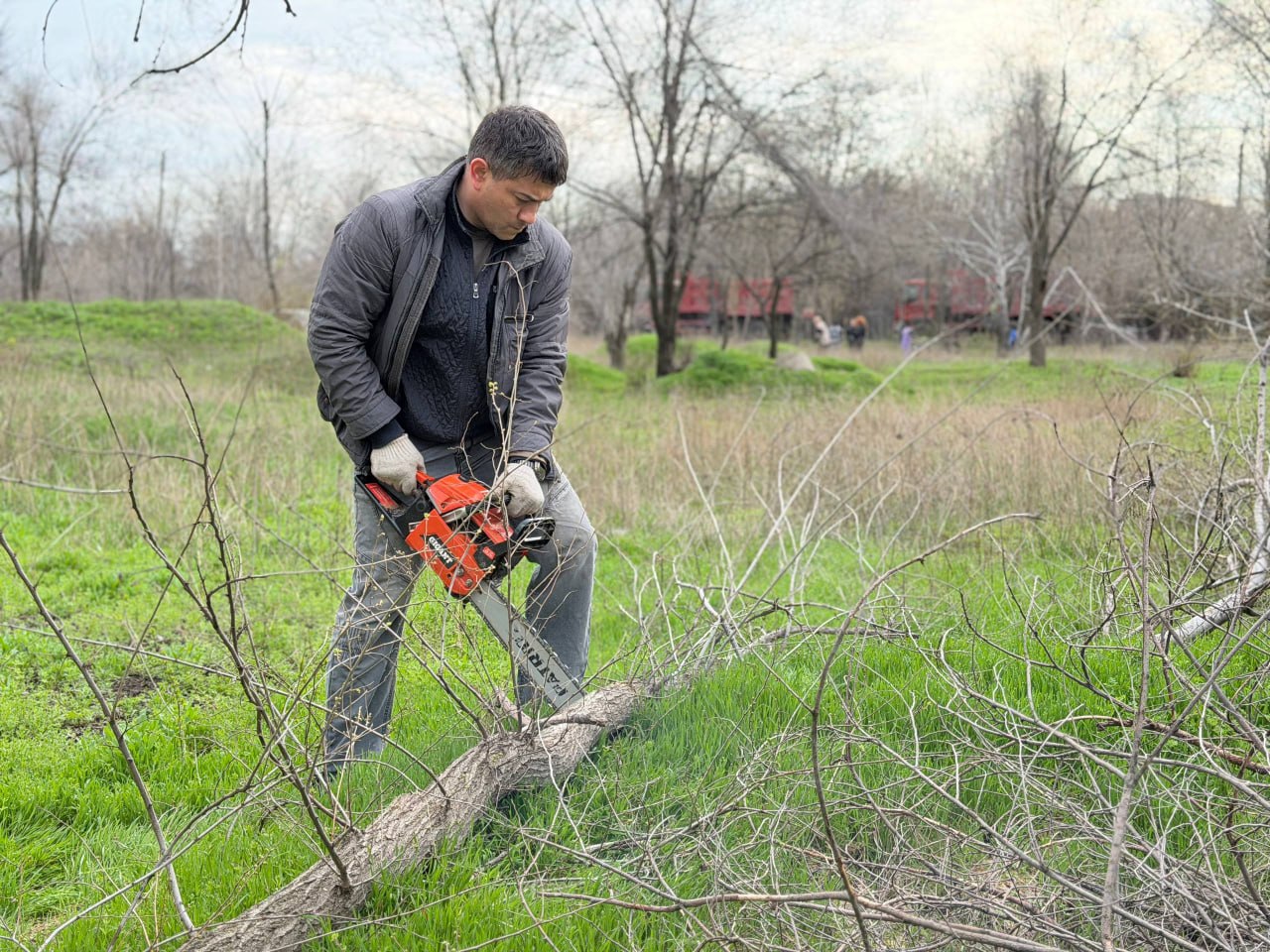В Первомайске в сквере у Дома культуры имени Крупской состоялся масштабный общегородской субботник В Первомайске в сквере у Дома культуры имени Крупской состоялся масштабный общегородской субботник