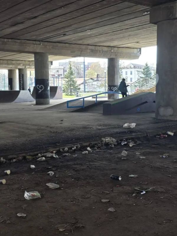 Под эстакадой в Луганске — горы мусора! Под эстакадой в Луганске — горы мусора!