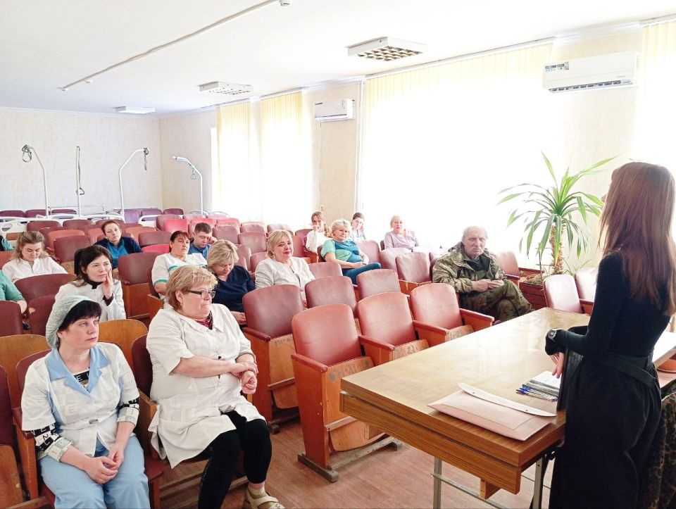 В Луганской больнице № 1 прошло занятие по финансовой грамотности В Луганской больнице № 1 прошло занятие по финансовой грамотности