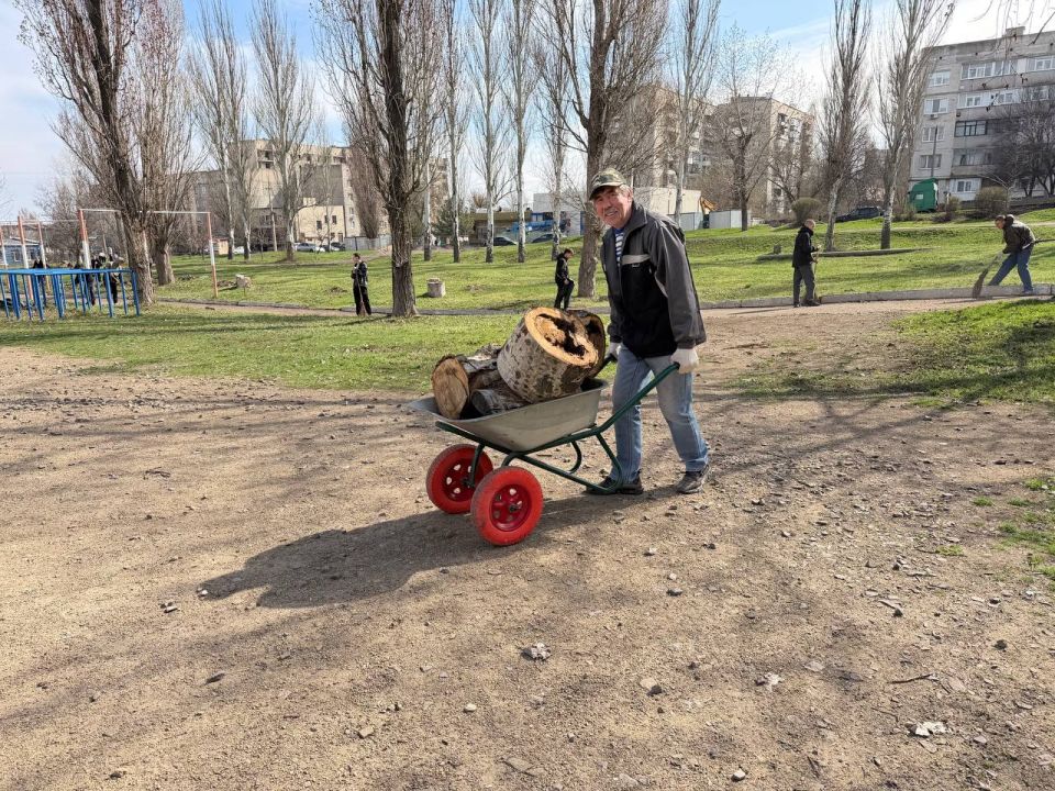 Фотофакт: В Молодогвардейском многопрофильном колледже имени героев подпольной организации «Молодая гвардия» продолжается активная работа по благоустройству территории учебного заведения Фотофакт: В Молодогвардейском многопрофильном колледже имени героев подпольной организации «Молодая гвардия» продолжается активная работа по благоустройству территории учебного заведения