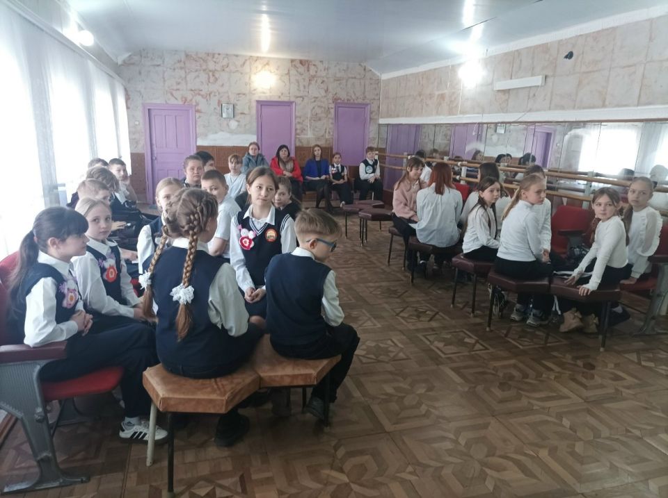 В Лутугинском доме детского и юношеского творчества прошла игра «Что? Где? Когда?» для 5-6 классов В Лутугинском доме детского и юношеского творчества прошла игра «Что? Где? Когда?» для 5-6 классов