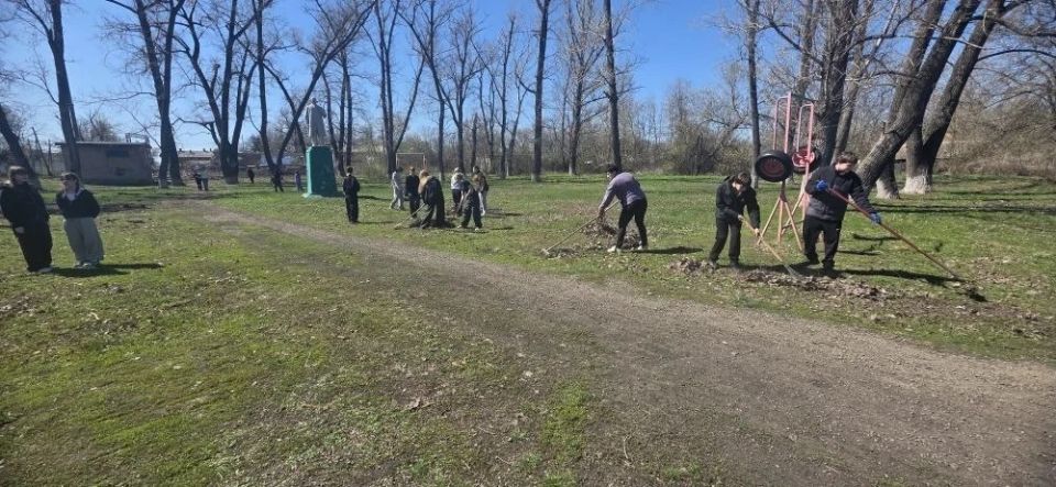 Сегодня, в рамках проекта «Чистая страна», сотрудники отдела жизнеобеспечения пгт Новодарьевка совместно с активистами первичного отделения Всероссийскойполитической партии «Единая Россия» № 11 пгт Новодарьевка города... Сегодня, в рамках проекта «Чистая страна», сотрудники отдела жизнеобеспечения пгт Новодарьевка совместно с активистами первичного отделения Всероссийскойполитической партии «Единая Россия» № 11 пгт Новодарьевка города...