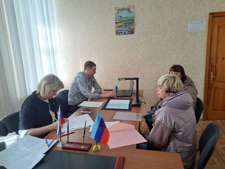 В отделе жизнеобеспечения пгт Новодарьевка 6 апреля прошел выездной прием специалистов Роскадастра из Луганска В отделе жизнеобеспечения пгт Новодарьевка 6 апреля прошел выездной прием специалистов Роскадастра из Луганска