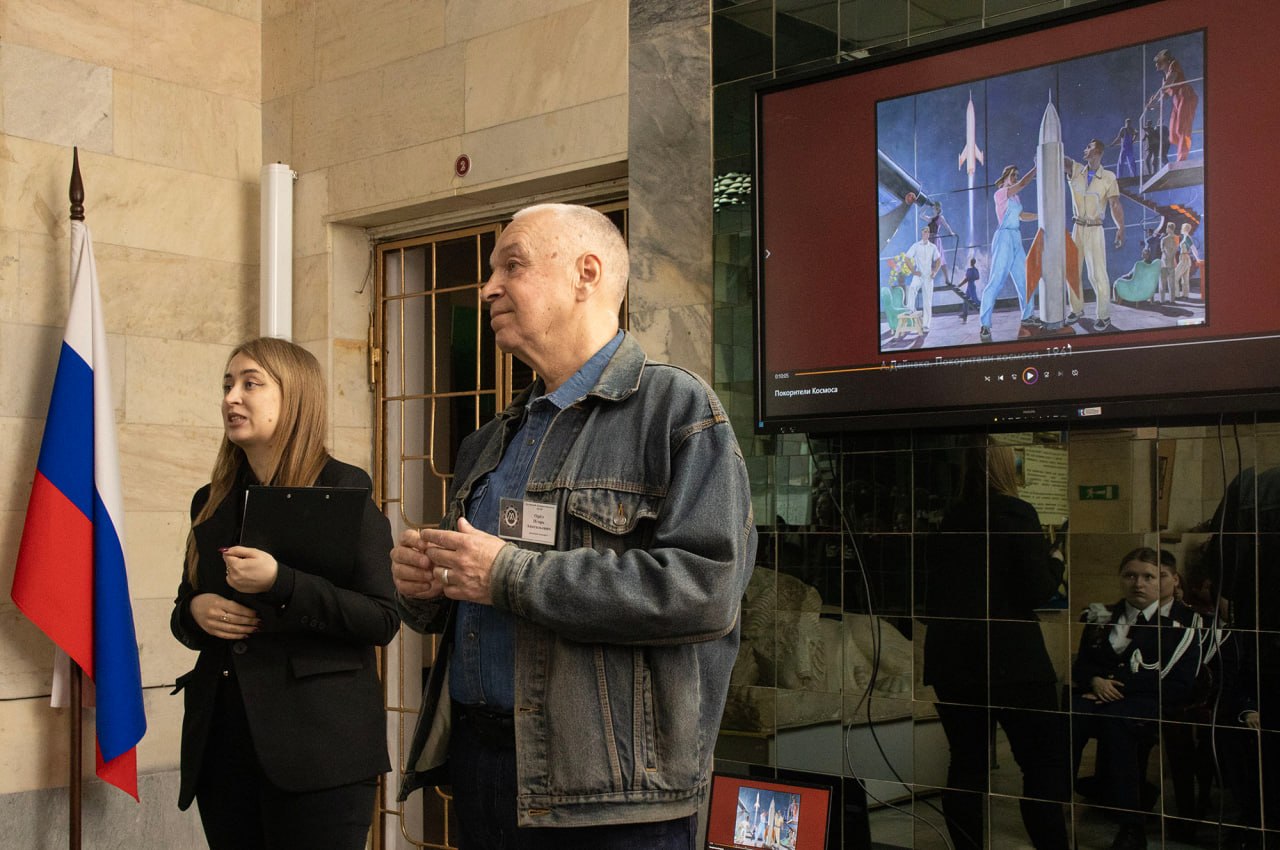 В Луганском художественном музее открылась выставка «Вперёд к звёздам», посвящённая 65-летию первого полёта человека в космос В Луганском художественном музее открылась выставка «Вперёд к звёздам», посвящённая 65-летию первого полёта человека в космос