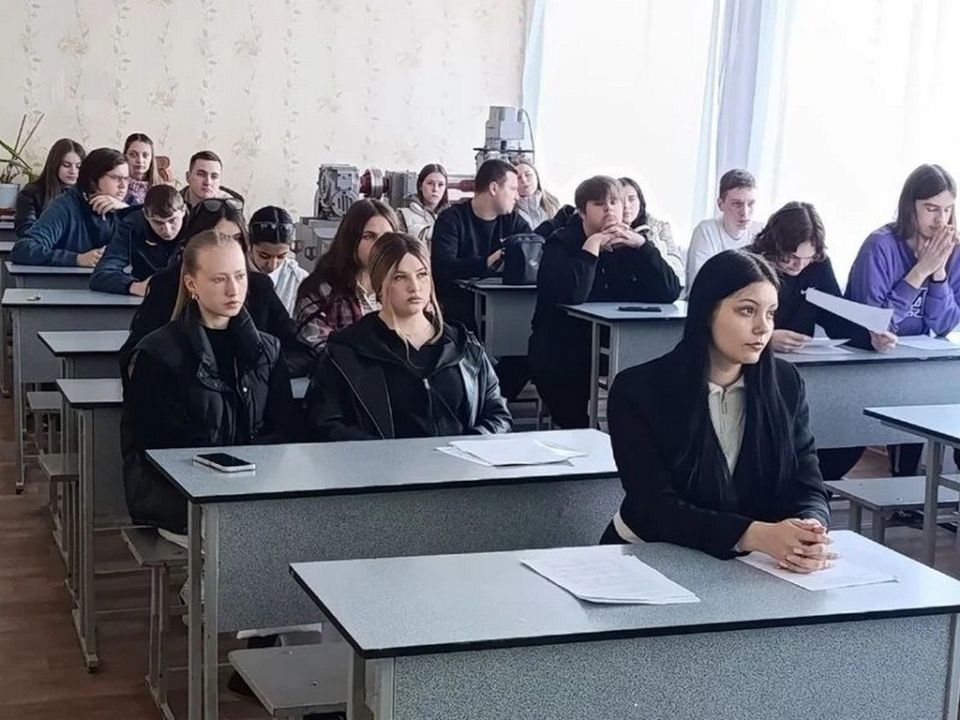 Члены УИК Алчевска проводят просветительские мероприятия для будущих избирателей Члены УИК Алчевска проводят просветительские мероприятия для будущих избирателей